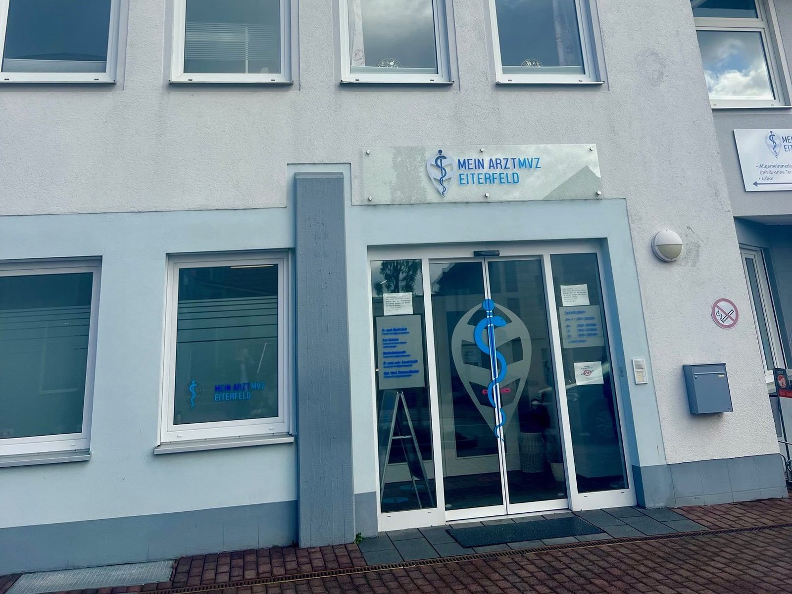 Mein Arzt MVZ Eiterfeld, Eingang mit Praxisschild in der Bahnhofstraße 1