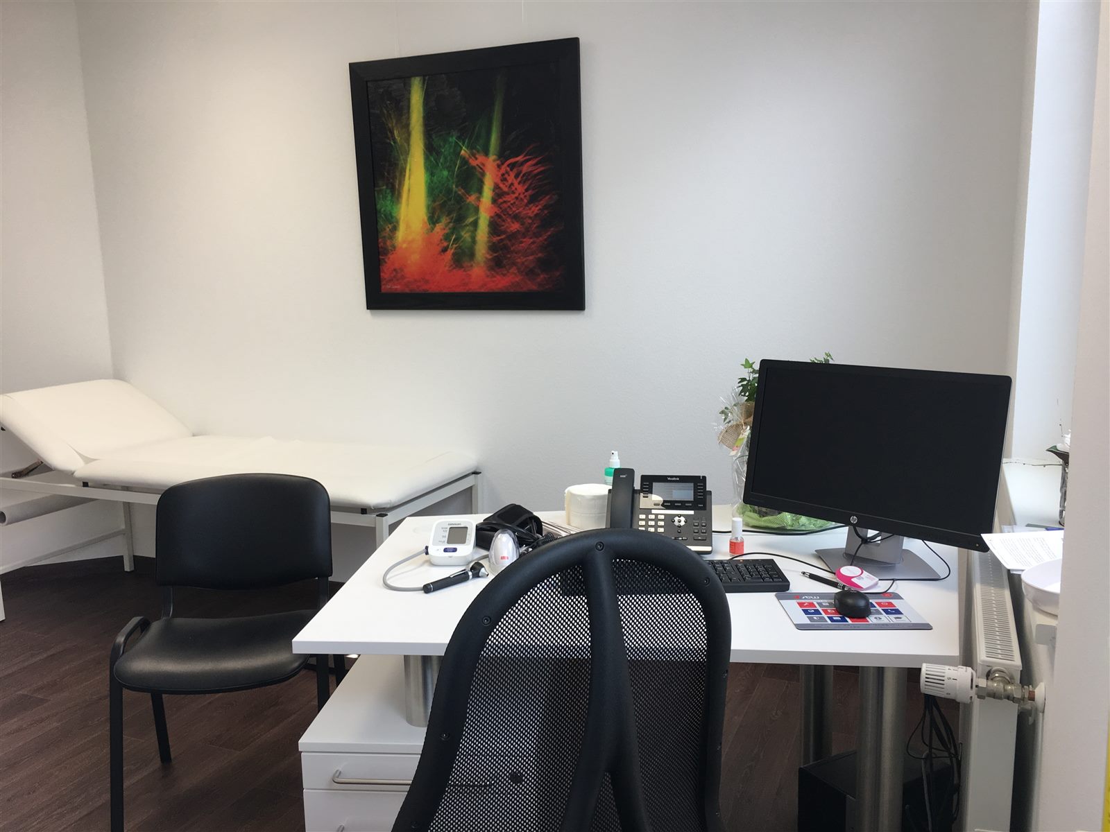 Behandlungszimmer mit Untersuchungsliege