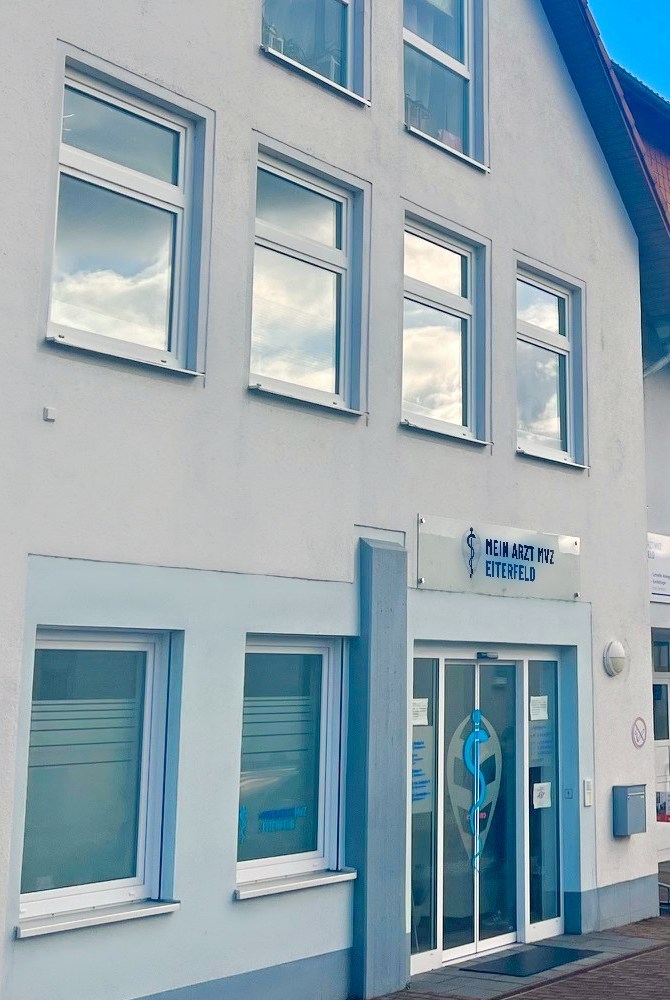 Gebäude des Mein Arzt MVZ Eiterfeld in der Bahnhofstraße 1 mit Eingang und Praxisschild