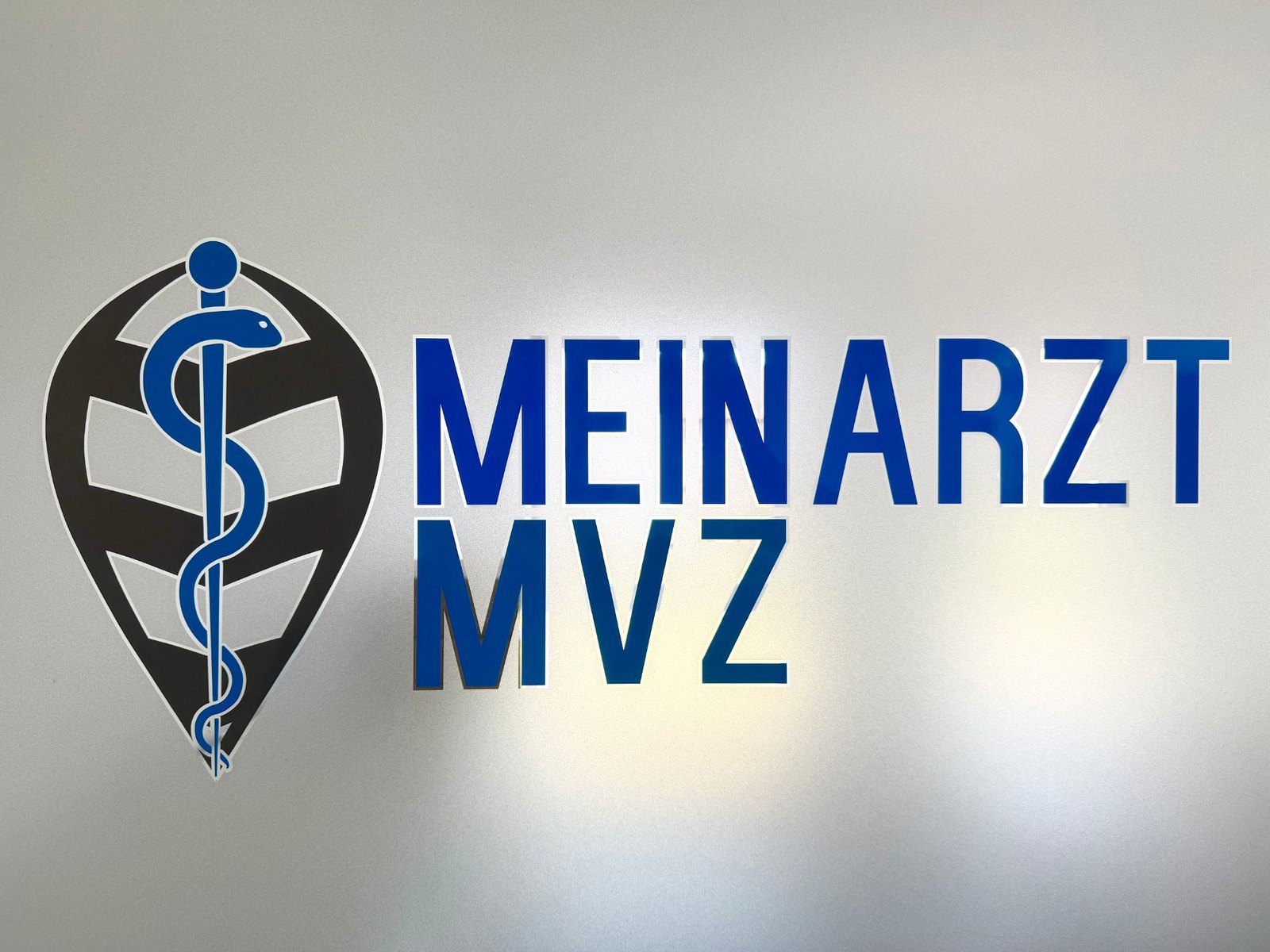 Praxisschild Mein Arzt MVZ an der Glaswand