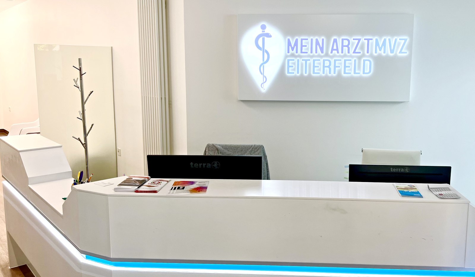 Empfang des Mein Arzt MVZ Eiterfeld mit beleuchtetem Praxisschild